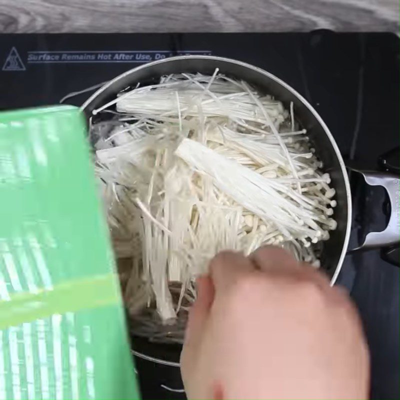 Step 3 Stir-fry the beef and blanch the mushrooms Stir-fried beef with enoki mushrooms