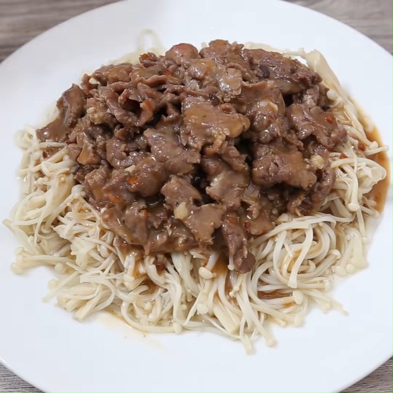 Step 3 Stir-fried beef and blanching enoki mushrooms Stir-fried beef with enoki mushrooms
