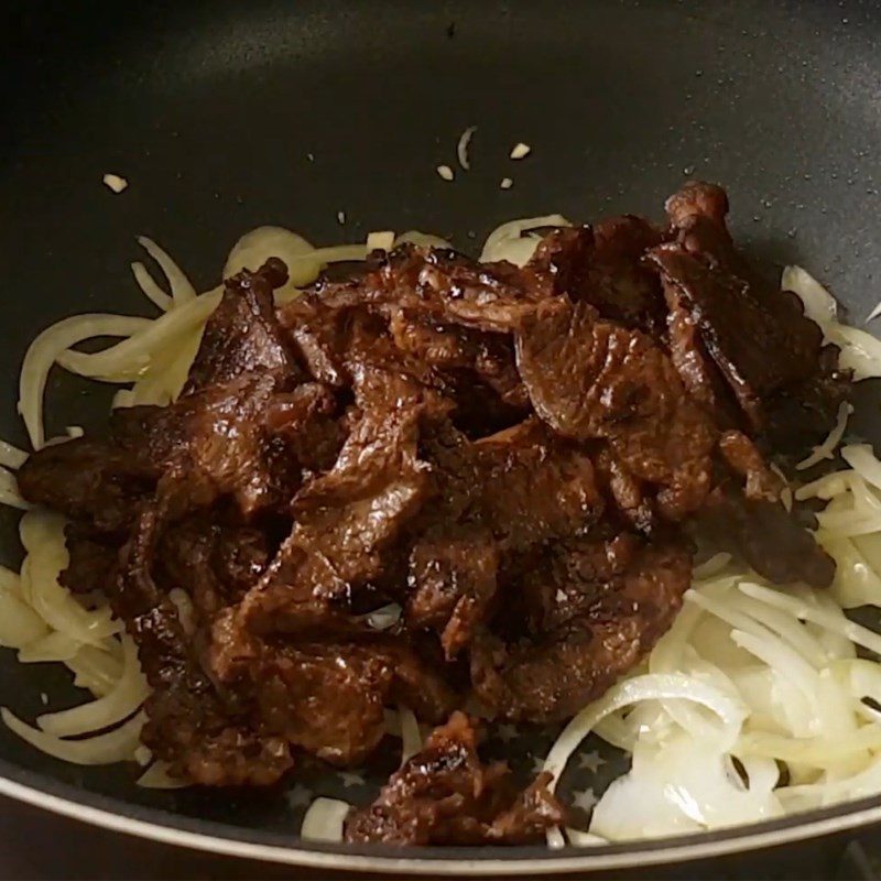 Step 7 Sauté beef with baby corn Baby corn sautéed with beef