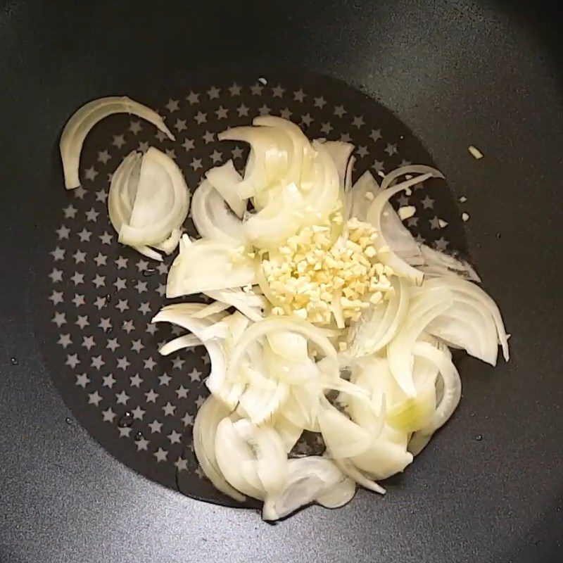 Step 7 Sauté beef with baby corn Baby corn sautéed with beef