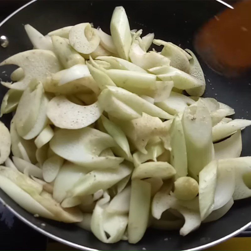 Step 3 Stir-fried beef with water lily Water lily stir-fried beef