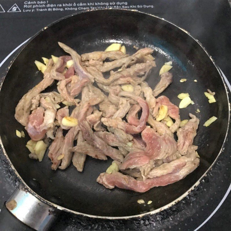 Step 3 Stir-fried beef with perilla leaves Stir-fried beef with perilla leaves