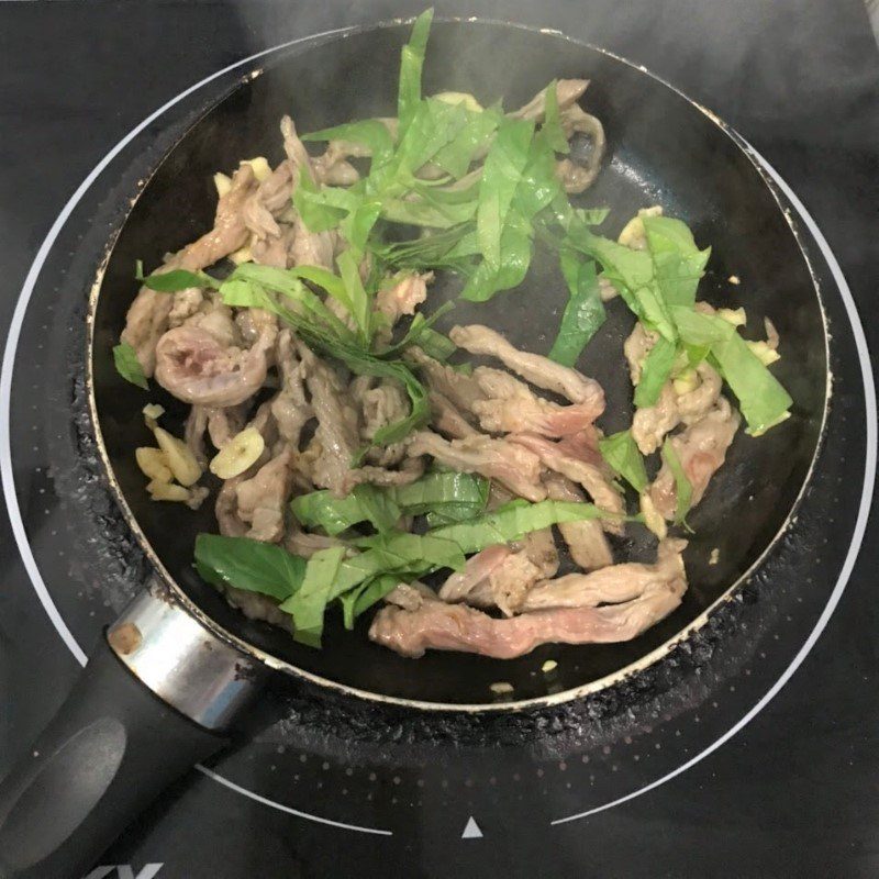 Step 3 Stir-fried beef with perilla leaves Stir-fried beef with perilla leaves