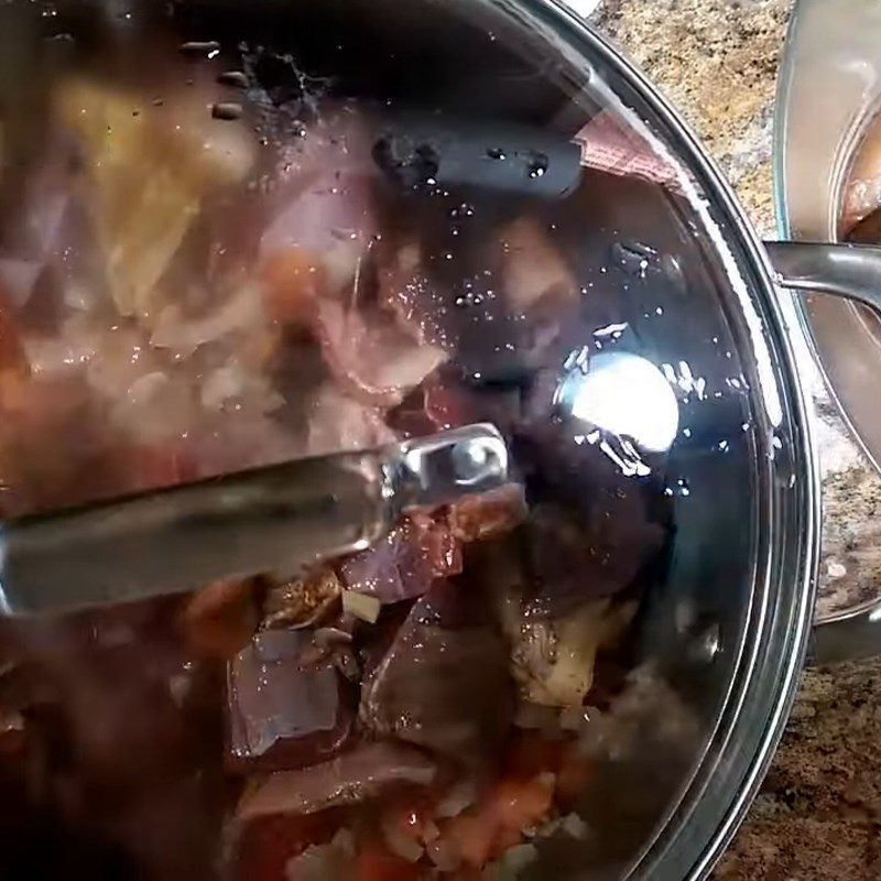 Step 4 Stir-fry the beef with ingredients for French-style beef stew