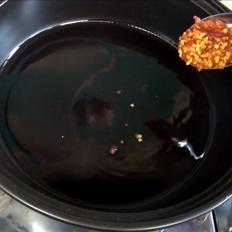 Step 3 Stir-fry the chicken Spicy bamboo shoot chicken hotpot