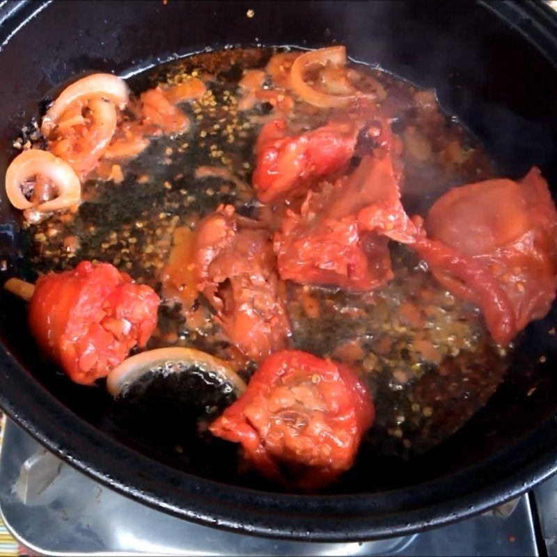 Step 3 Stir-fry the chicken Spicy bamboo shoot chicken hotpot