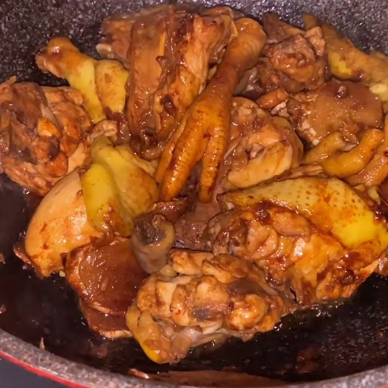 Step 2 Stir-fry the chicken with the ingredients for Chicken cooked with white wine