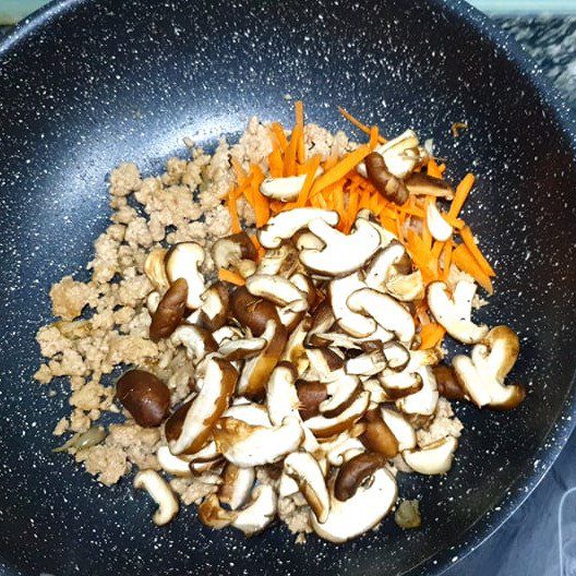 Step 2 Stir-fried pork with mushrooms Delicious pork (pig meat) stir-fried with fragrant shiitake mushrooms, flavorful for the meal