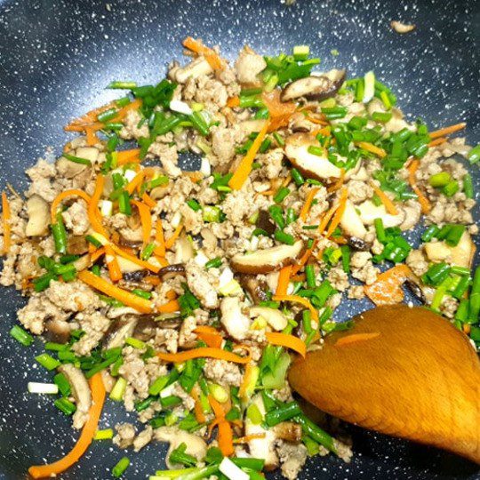 Step 2 Stir-fry pork with mushrooms Delicious stir-fried pork (pork) with fragrant mushrooms, enhancing the flavor for the meal