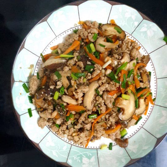 Step 2 Stir-fry pork with mushrooms Delicious stir-fried pork (pork) with fragrant mushrooms, enhancing the flavor for the meal