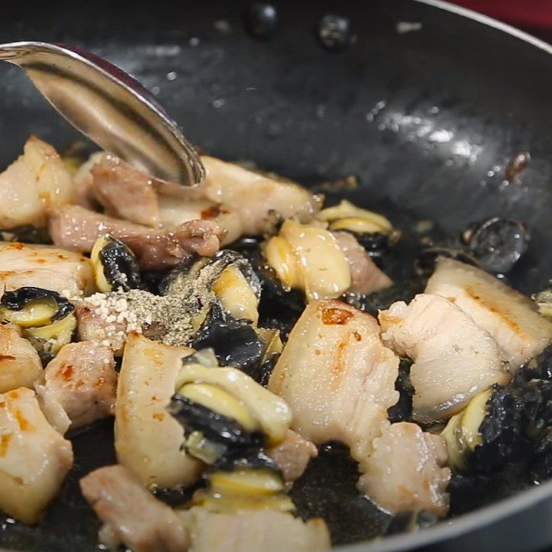 Step 4 Sauté the meat and snails Spicy Snail Noodles
