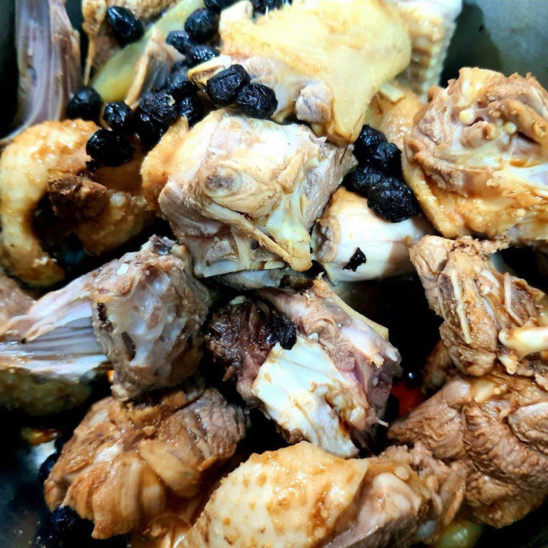 Step 2 Stir-frying duck meat Duck braised in soy sauce
