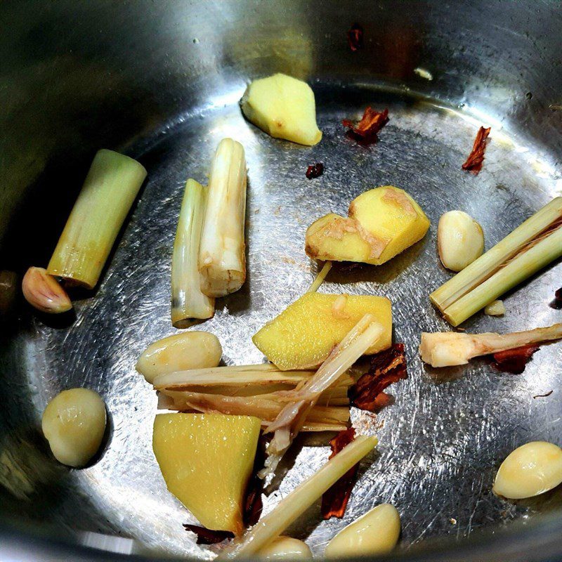 Step 2 Stir-frying duck meat Duck braised in soy sauce