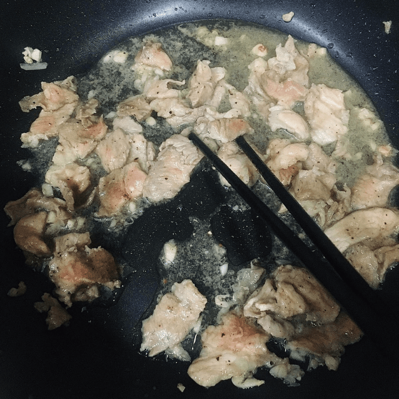 Step 3 Stir-fried meat with sour bamboo Sour bamboo stir-fried with pork