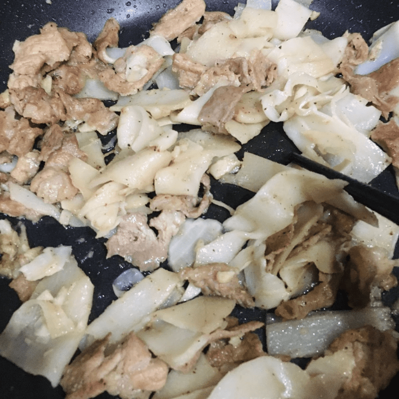 Step 3 Stir-fried meat with sour bamboo Sour bamboo stir-fried with pork