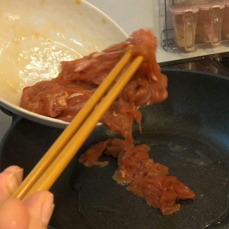 Step 3 Stir-fry the meat Stir-fried pork with ginger