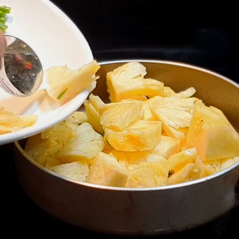 Step 2 Stir-fry pineapple for vegetarian ginger braised pineapple