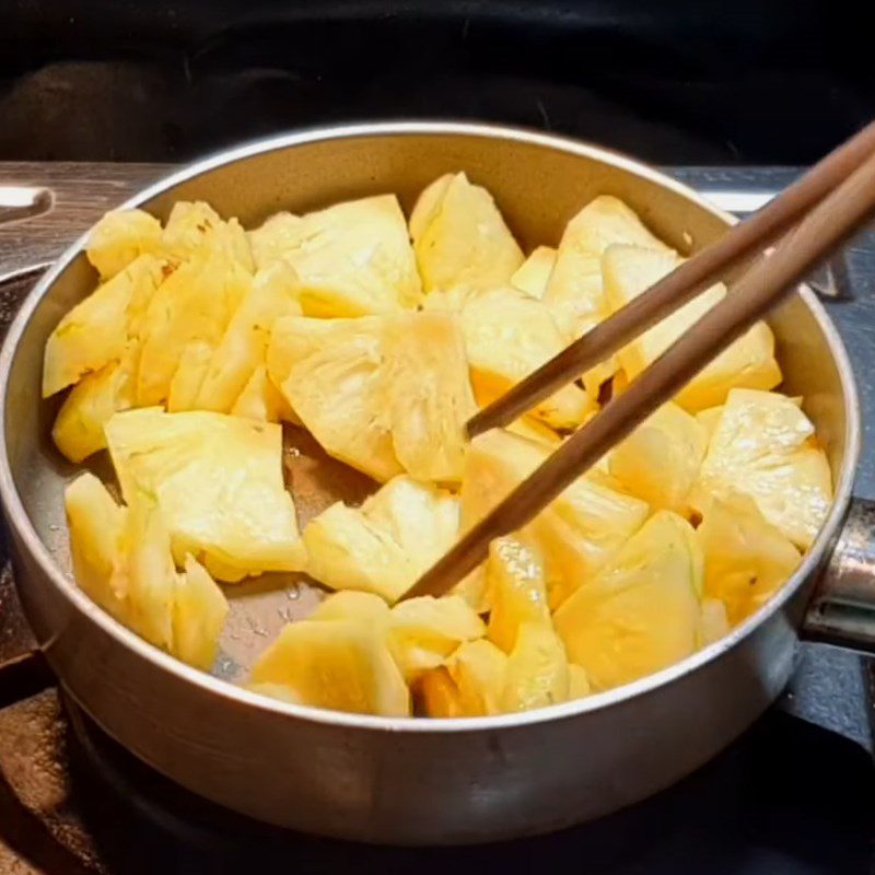 Step 2 Stir-fry pineapple for vegetarian ginger braised pineapple