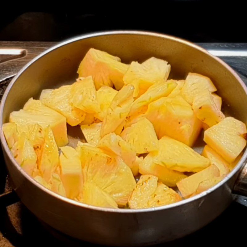 Step 2 Stir-fry pineapple for vegetarian ginger braised pineapple