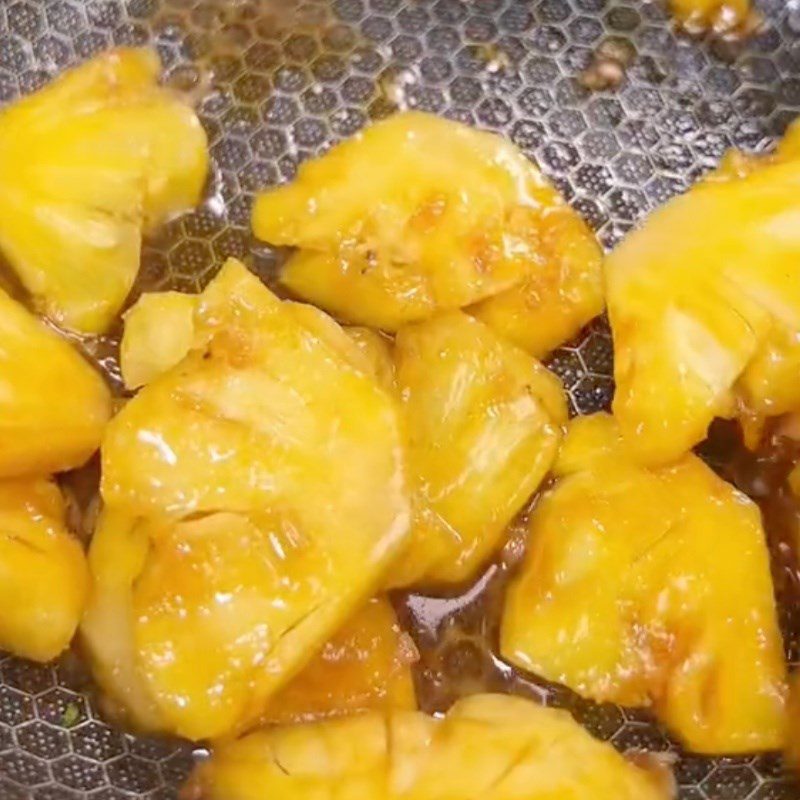 Step 3 Sautéing Pineapple Pineapple Braised Shiitake (Recipe shared by Tiktok Vegetarian Kitchen XANH)