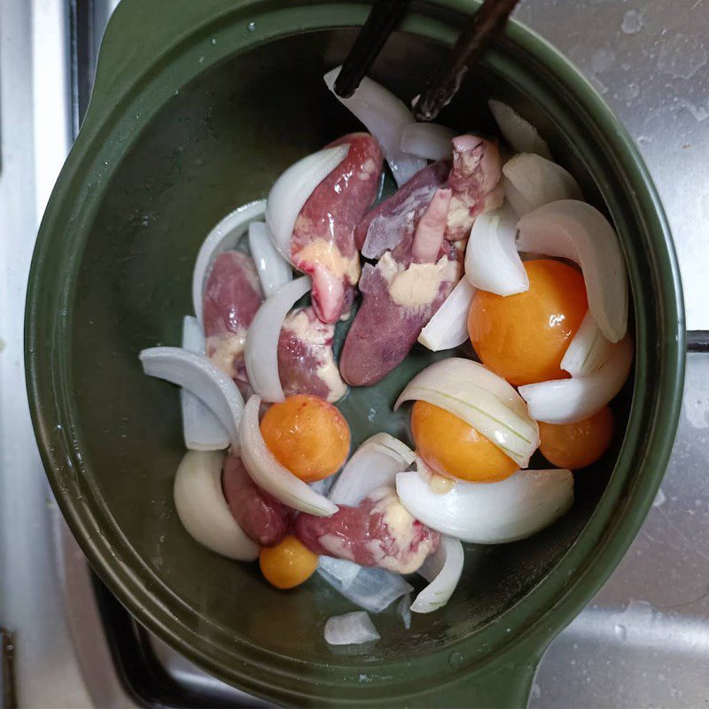 Step 2 Stir-fried heart and soft eggs Chicken heart porridge with lotus seeds (recipe shared by users)