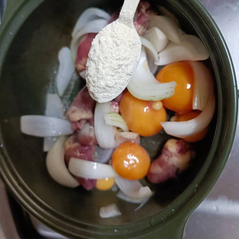 Step 2 Stir-fried heart and soft eggs Chicken heart porridge with lotus seeds (recipe shared by users)