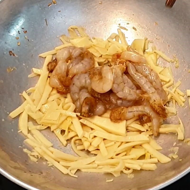 Step 3 Stir-fried shrimp Stir-fried shrimp and bamboo shoots
