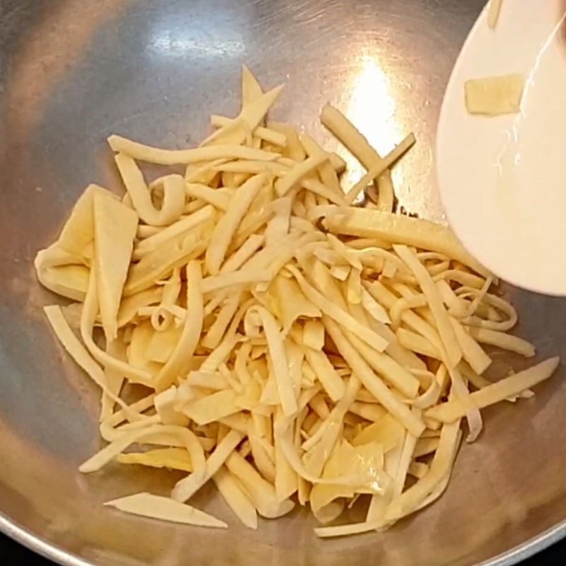 Step 3 Stir-fried shrimp Stir-fried shrimp and bamboo shoots