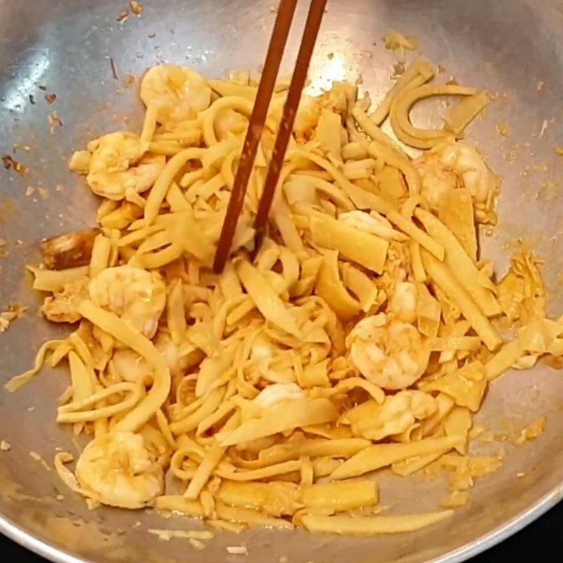 Step 3 Stir-fried shrimp Stir-fried shrimp and bamboo shoots