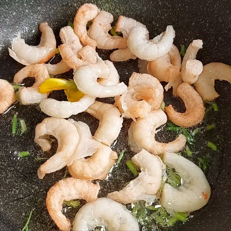 Step 2 Sauté the vegetarian shrimp Lotus flower salad with water lily