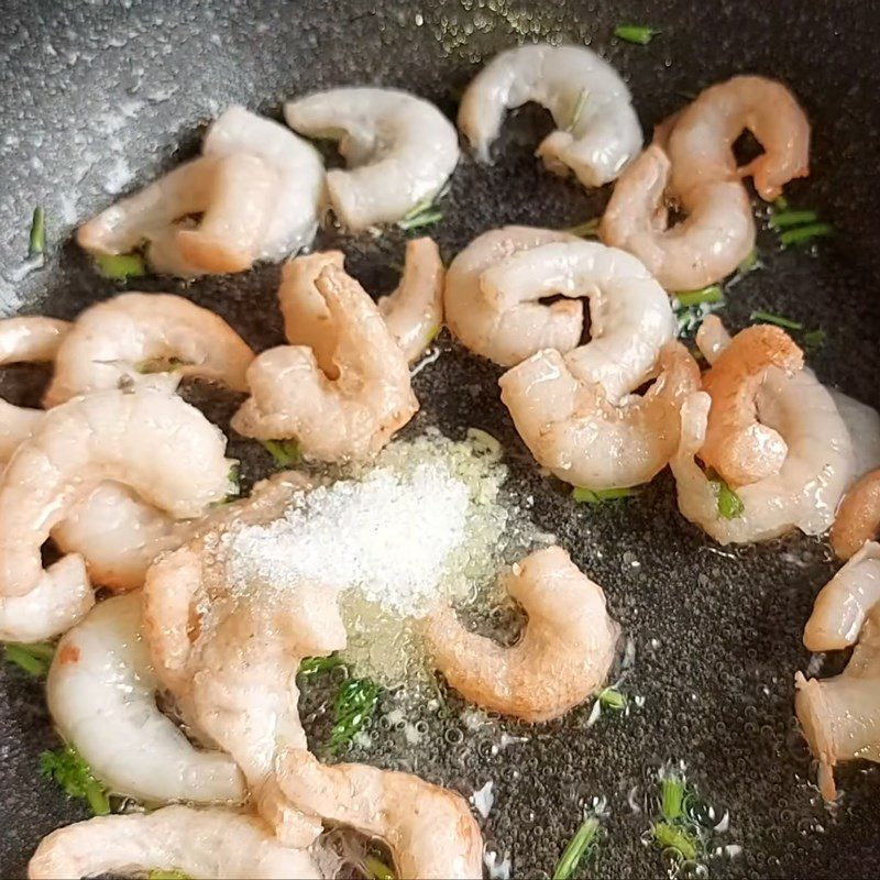 Step 2 Sauté the vegetarian shrimp Lotus flower salad with water lily