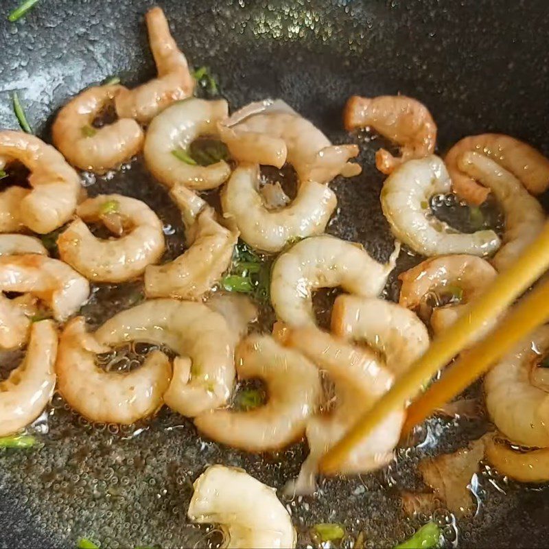 Step 2 Sauté the vegetarian shrimp Lotus flower salad with water lily