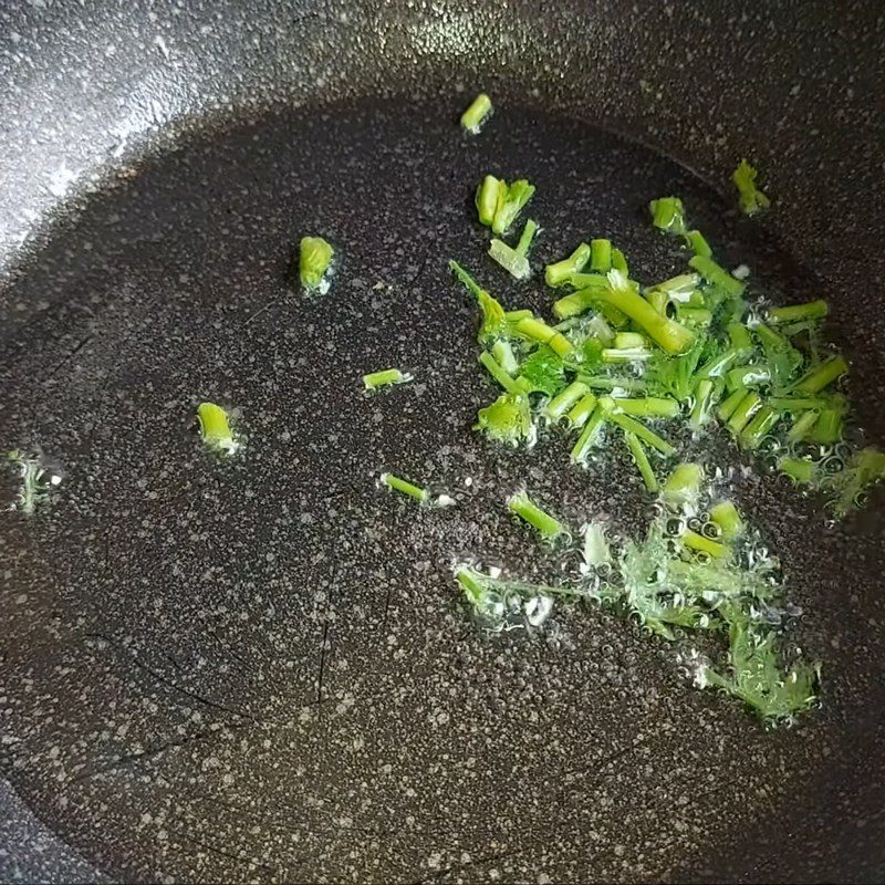 Step 2 Sauté the vegetarian shrimp Lotus flower salad with water lily