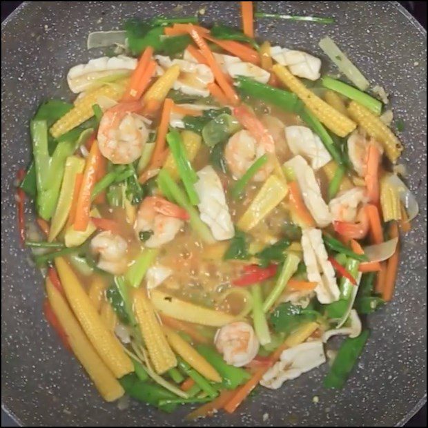 Step 3 Stir-fry shrimp and squid with vegetables Seafood mixed Pho