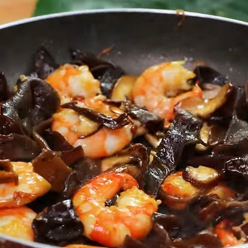 Step 3 Stir-fry shrimp and mushrooms for Hai Phong shrimp noodles