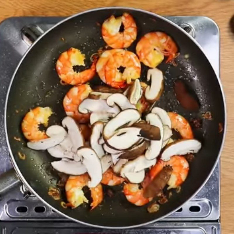 Step 3 Stir-fry shrimp and mushrooms for Hai Phong shrimp noodles