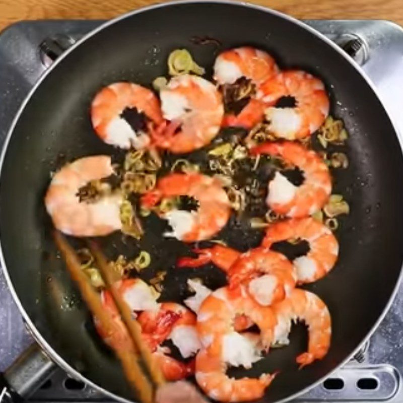 Step 3 Stir-fry shrimp and mushrooms for Hai Phong shrimp noodles