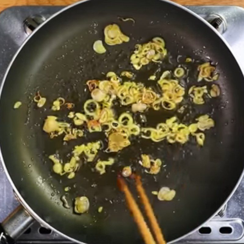 Step 3 Stir-fry shrimp and mushrooms for Hai Phong shrimp noodles