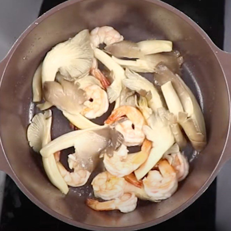 Step 3 Sauté shrimp and mushrooms Oyster mushroom gourd soup