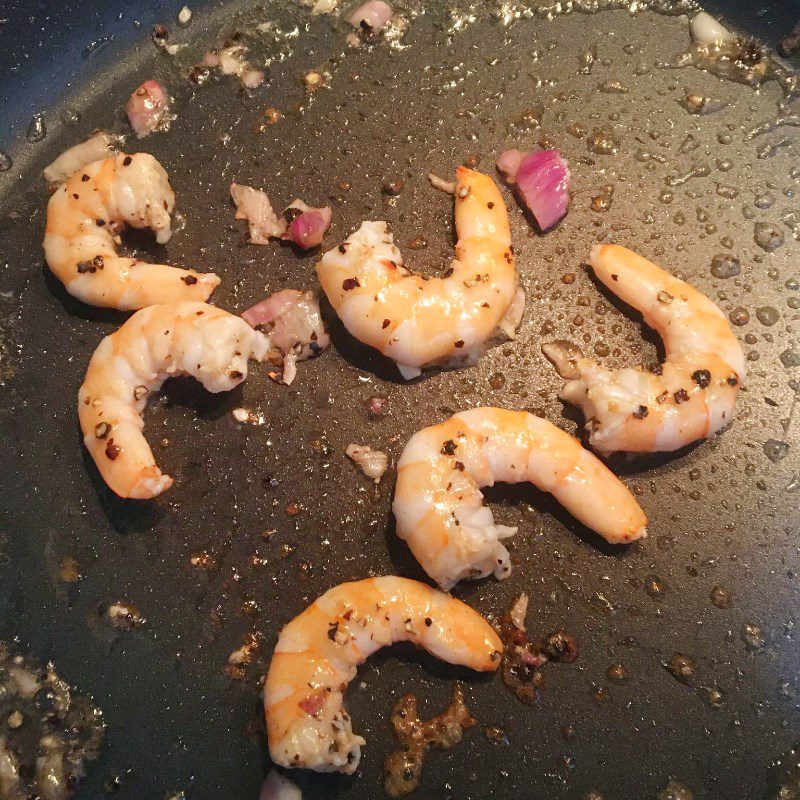 Step 2 Stir-fry shrimp with mustard greens Stir-fried mustard greens with fresh shrimp