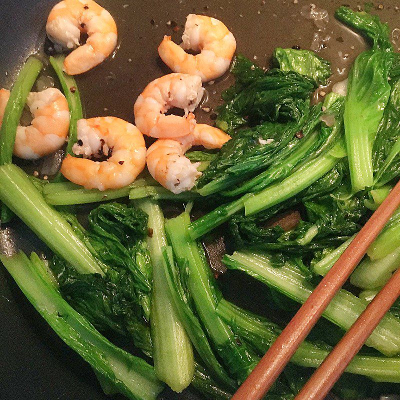 Step 2 Stir-fry shrimp with mustard greens Stir-fried mustard greens with fresh shrimp