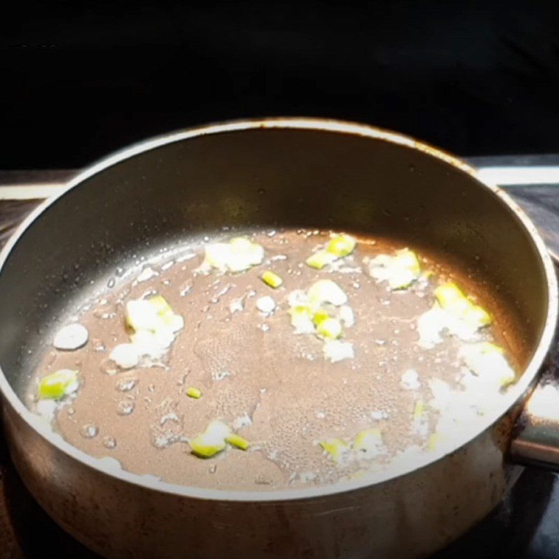 Step 3 Stir-fry the fermented soybeans Bitter melon cooked with fermented soybeans