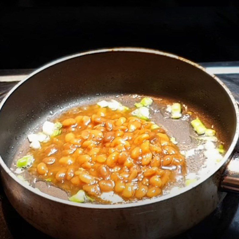 Step 3 Stir-fry the fermented soybeans Bitter melon cooked with fermented soybeans