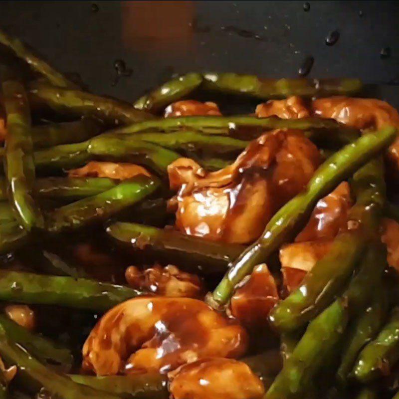 Step 5 Stir-fried chicken Chicken stir-fried with green beans