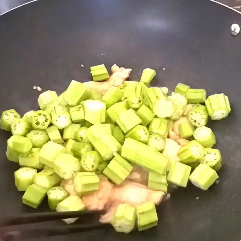 Step 3 Stir-fry the chicken breast Chicken breast stir-fried with okra