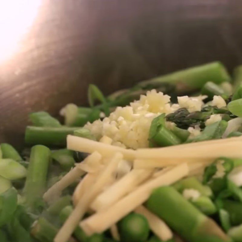 Step 3 Stir-fried chicken breast Chicken breast stir-fried with asparagus