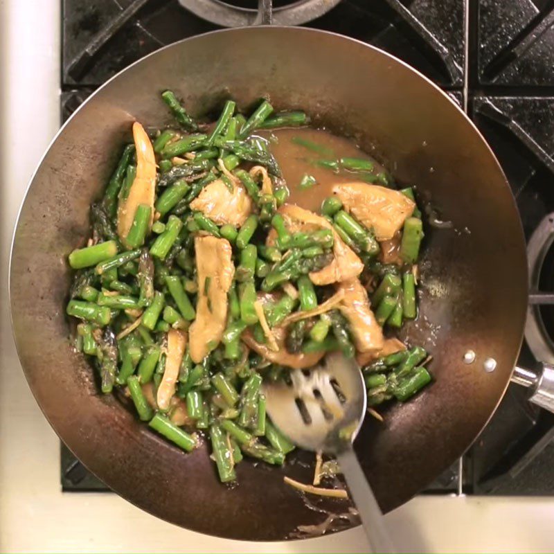 Step 3 Stir-fried chicken breast Chicken breast stir-fried with asparagus