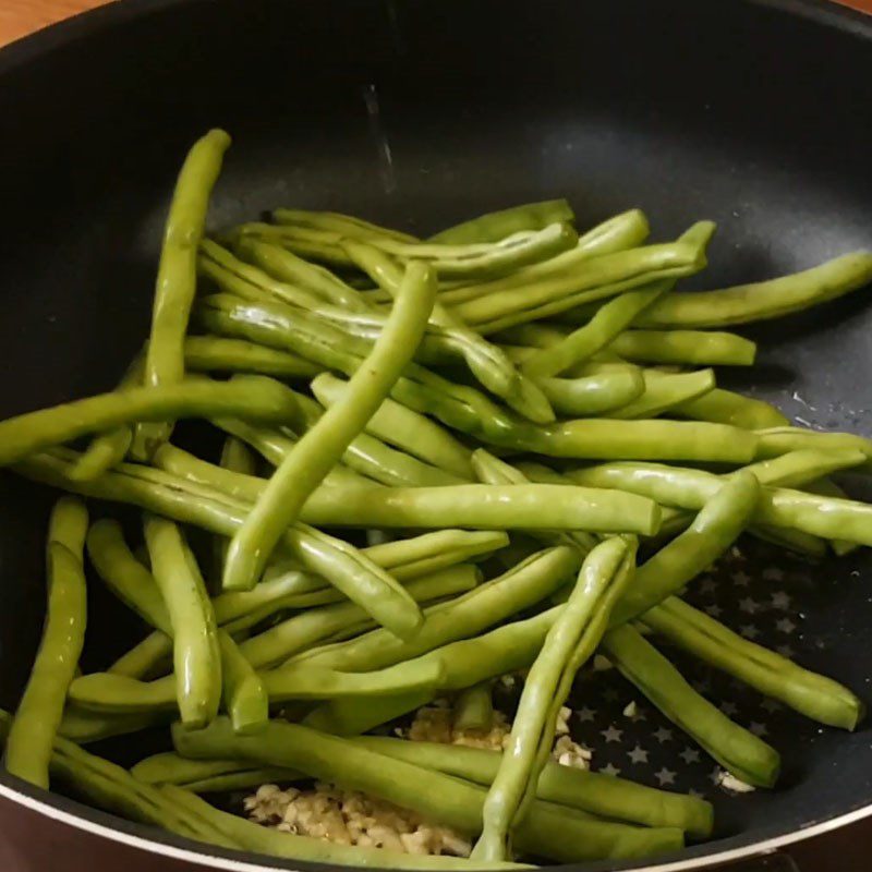 Step 5 Stir-fry the chicken breast Chicken breast stir-fried with green beans
