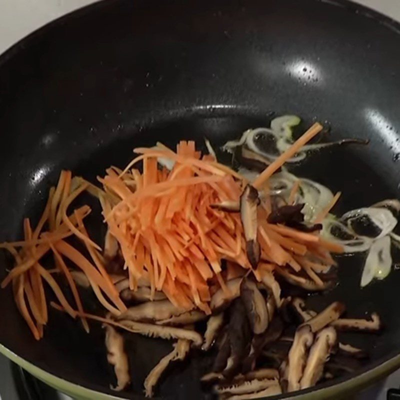 Step 5 Sautéing and mixing the filling for vegetarian steamed bread