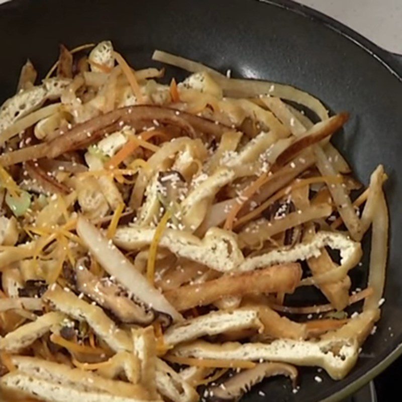 Step 5 Sautéing and mixing the filling for vegetarian steamed bread